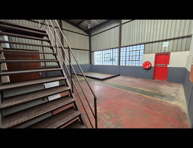 140M² FACTORY TO LET IN APEX